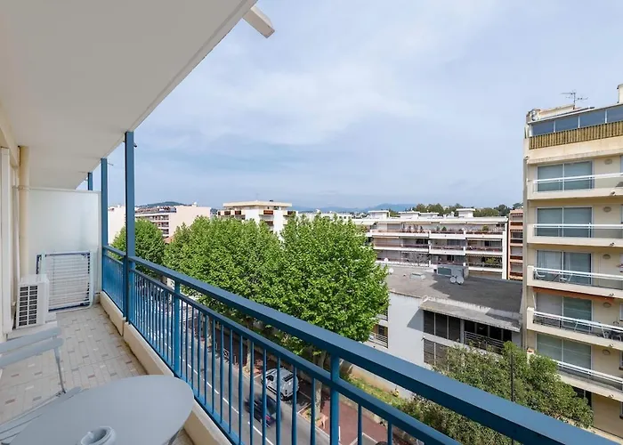 4 Persons - Center - Clim - 2 Mins Of - Juan Les Pins - And Sun