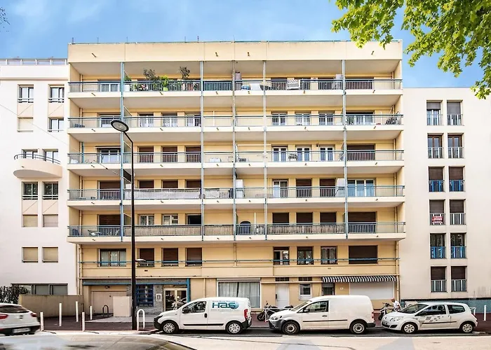 4 Persons - Center - Clim - 2 Mins Of - Juan Les Pins - And Sun