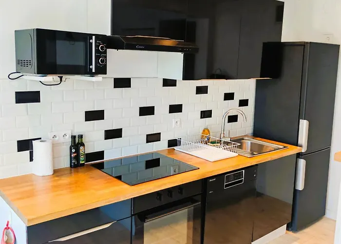 4 Persons - Center - Clim - 2 Mins Of - Juan Les Pins - And Sun *